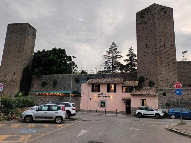 Locale Commerciale in affitto a Viterbo, Lazio