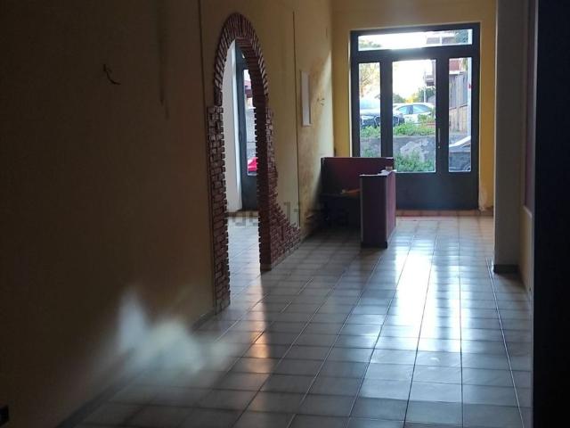 Locale Commerciale in affitto a Belpasso, Sicilia