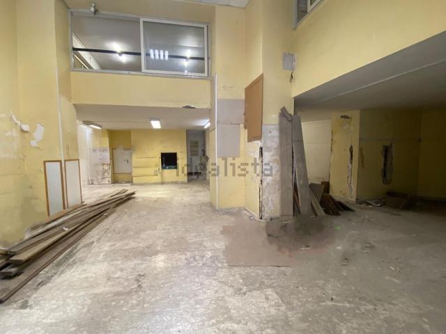 Locale Commerciale in affitto a Municipalità 6, San Giovanni A Teduccio
