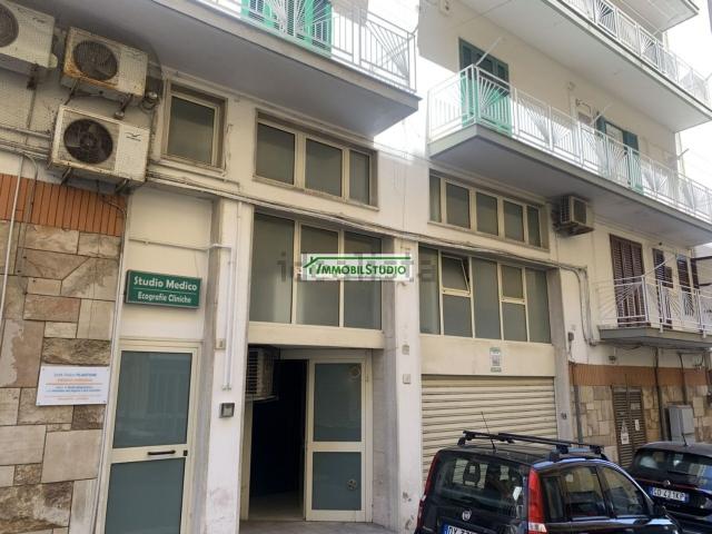 Locale Commerciale in affitto a Puglia, Bari