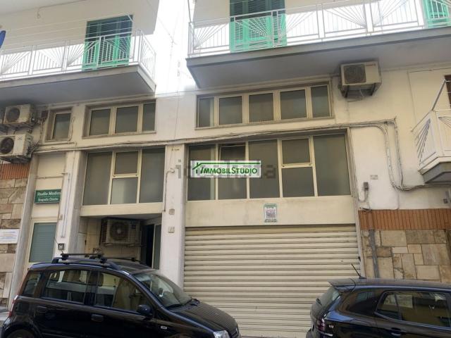 Locale Commerciale in affitto a Puglia, Bari