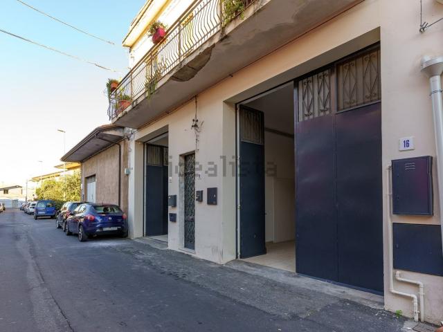 Locale Commerciale in affitto a Viagrande, Sicilia