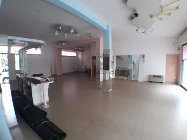 Locale Commerciale in affitto a San Lazzaro, Isernia