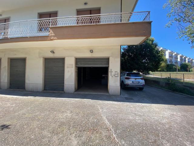Locale Commerciale in affitto a Rancitelli, Pescara