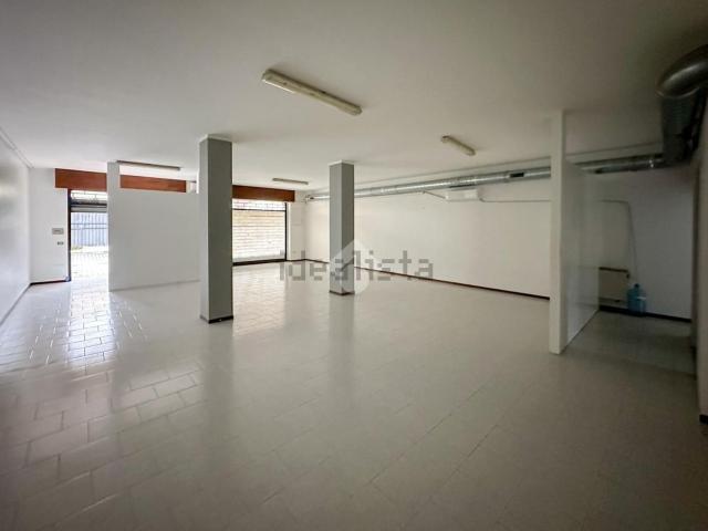 Locale Commerciale in affitto a Ghedi, Lombardia