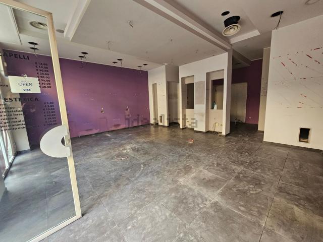 Locale Commerciale in affitto a Salerno, Campania