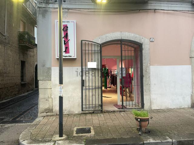 Locale Commerciale in affitto a Mercato San Severino, Campania
