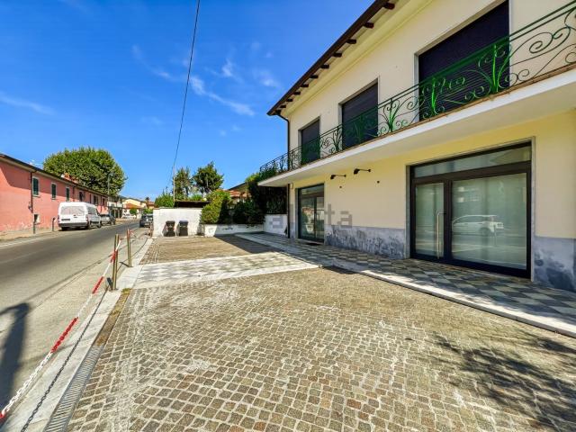 Locale Commerciale in affitto a La Prada, Carrara
