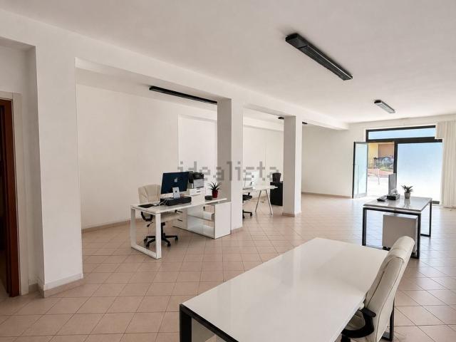 Locale Commerciale in affitto a Pontecimato, Carrara