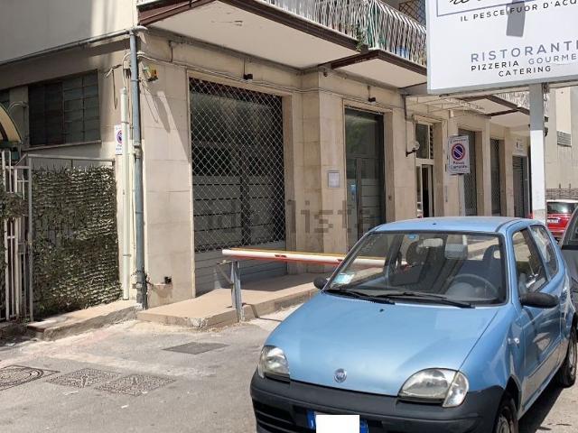 Locale Commerciale in affitto a Avellino, Campania