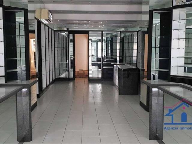 Locale Commerciale in affitto a San Rocco / Podturn, Gorizia