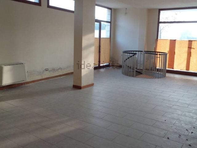 Locale Commerciale in affitto a Budrio, Longiano