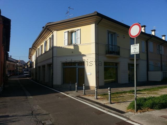 Locale Commerciale in affitto a Corso Nord, Ravenna