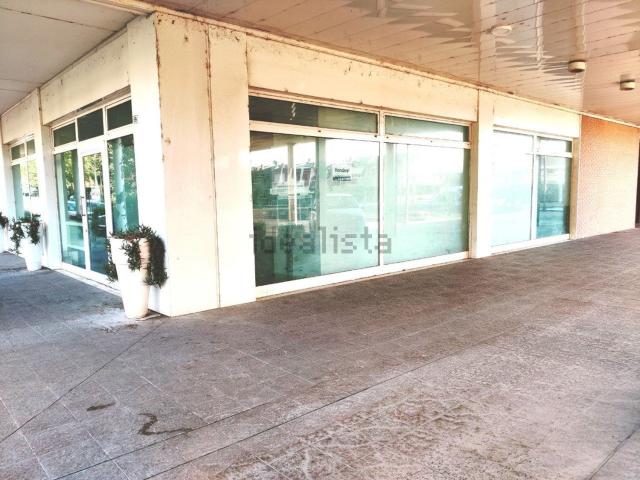 Locale Commerciale in affitto a Marche, Macerata