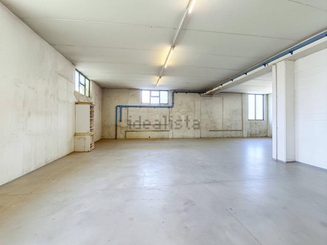 Locale Commerciale in affitto a Pirlotti, Capriolo