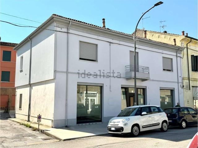 Locale Commerciale in affitto a Unione Terre e Fiumi, Copparo