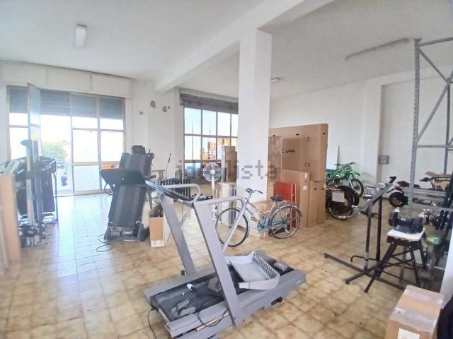 Locale Commerciale in affitto a Baraccola Ovest, Marche