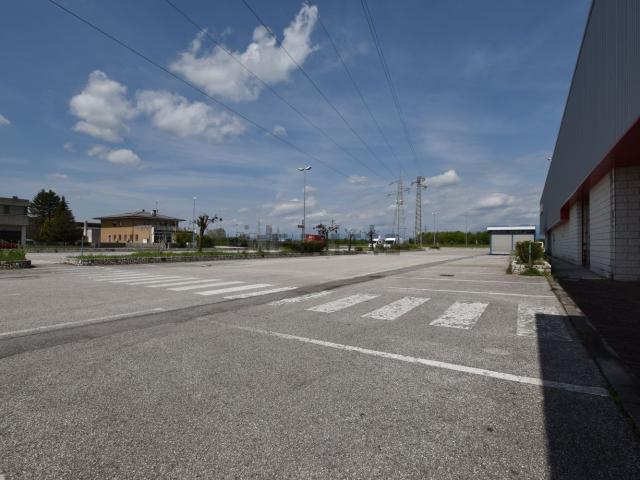 Locale Commerciale in affitto a Remanzacco, Friuli-Venezia Giulia
