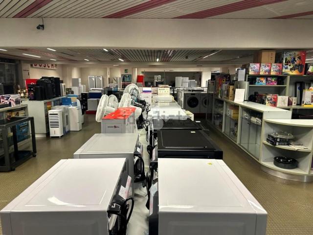 Locale Commerciale in affitto a Campoledro, Sondrio