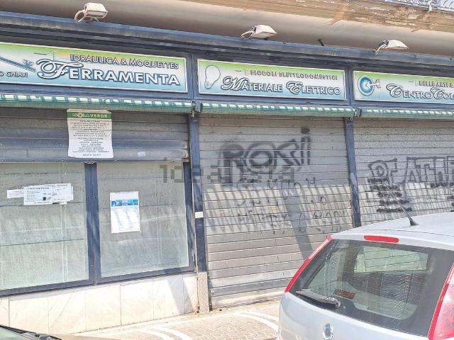 Locale Commerciale in affitto a Arzano, Campania