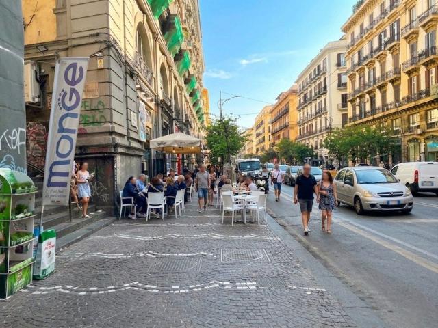 Locale Commerciale in affitto a Municipalità 2, Campania