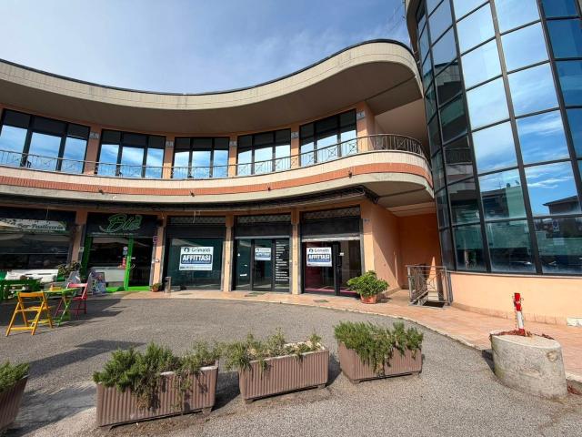 Locale Commerciale in affitto a Aprilia, Latina