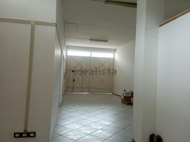Locale Commerciale in affitto a Mezzano, Caserta