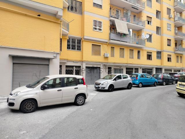 Locale Commerciale in affitto a Municipalità 9, Campania