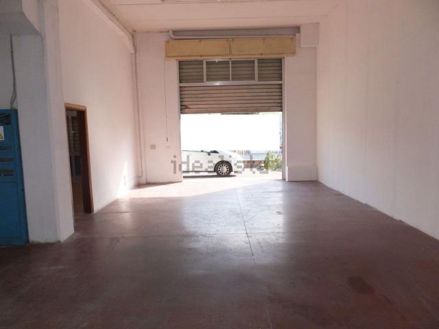 Locale Commerciale in affitto a Baraccola Ovest, Marche