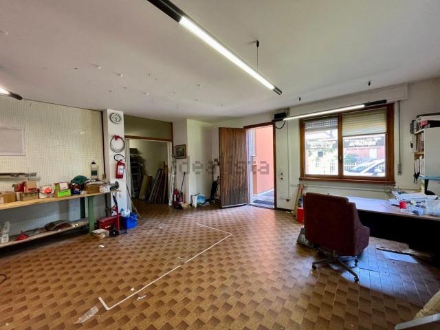 Locale Commerciale in affitto a Biumo Superiore, Varese