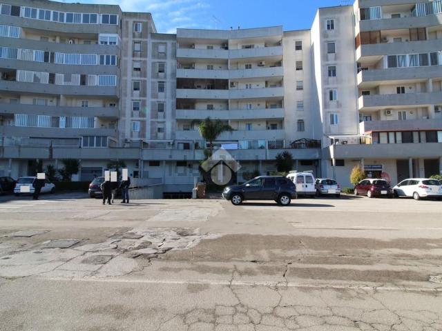 Locale Commerciale in affitto a Bozzano, Puglia