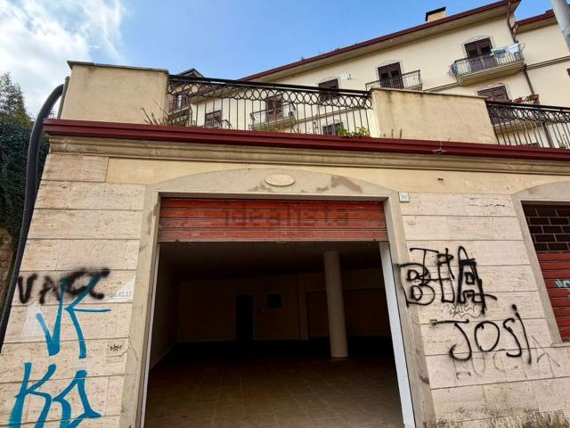 Locale Commerciale in affitto a Avellino, Campania