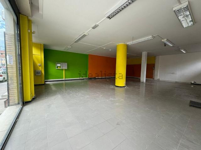 Locale Commerciale in affitto a Marche, Pesaro E Urbino