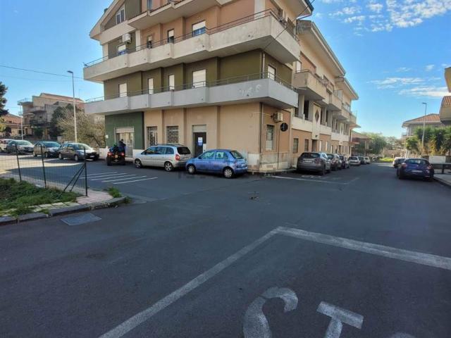 Locale Commerciale in affitto a Belpasso, Sicilia
