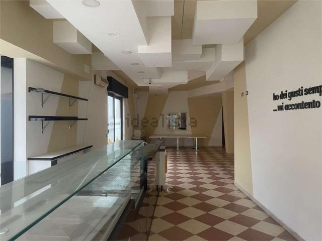 Locale Commerciale in affitto a Floridia, Siracusa
