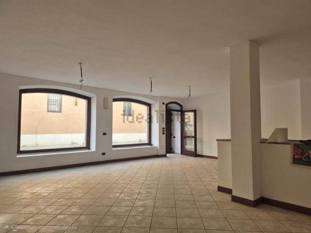 Locale Commerciale in affitto a Zona Centro, Brescia