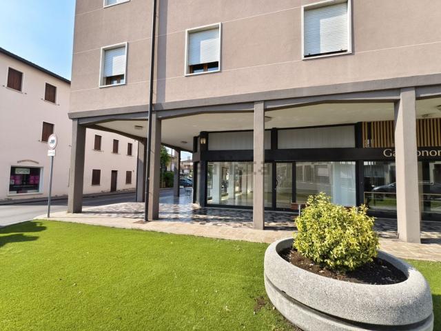 Locale Commerciale in affitto a Abano Terme Bagni, Veneto