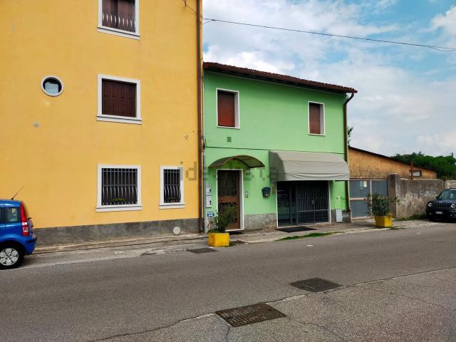 Locale Commerciale in affitto a Ovest, Brenzone