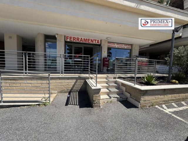 Locale Commerciale in affitto a Municipio Roma IX, Roma Capitale