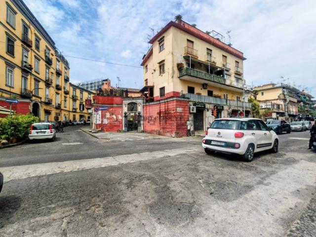 Locale Commerciale in affitto a Municipalità 3, Campania