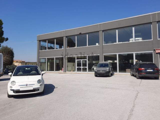 Locale Commerciale in affitto a Marche, Macerata