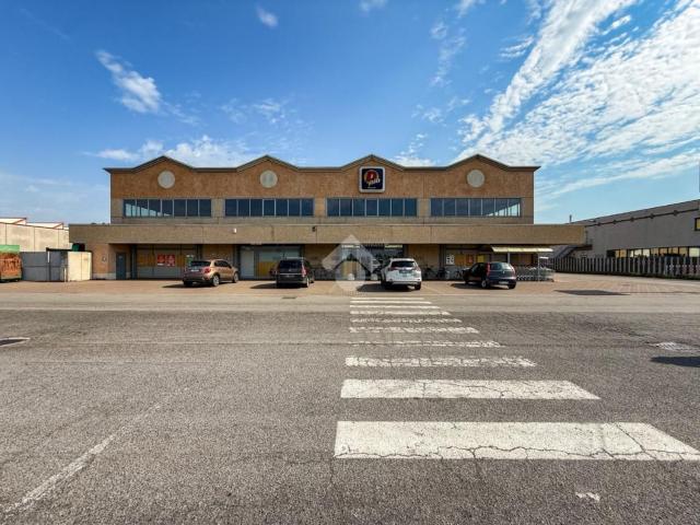Locale Commerciale in affitto a Romanengo, Lombardia