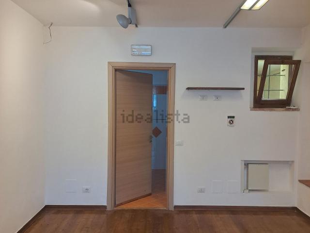 Locale Commerciale in affitto a Marche, Macerata