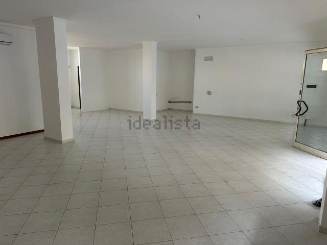 Locale Commerciale in affitto a Sant'Antonio, Quartu Sant'elena