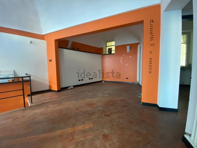 Locale Commerciale in affitto a Ronzone, Piemonte