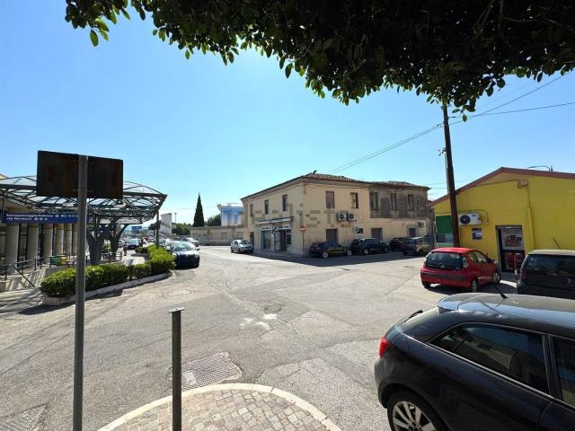 Locale Commerciale in affitto a Calabria, Catanzaro