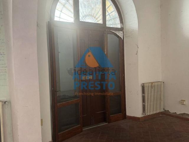 Locale Commerciale in affitto a Unione dei Comuni Circondario dell'Empolese Valdelsa, Fucecchio