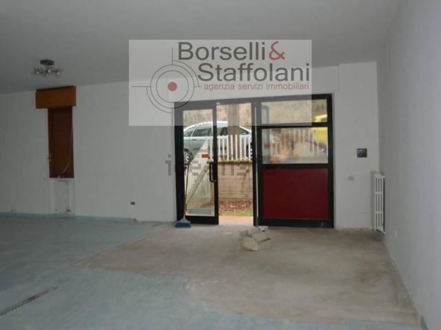 Locale Commerciale in affitto a Sant'Agostino, Marche