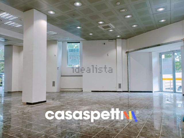 Locale Commerciale in affitto a Salerno, Campania