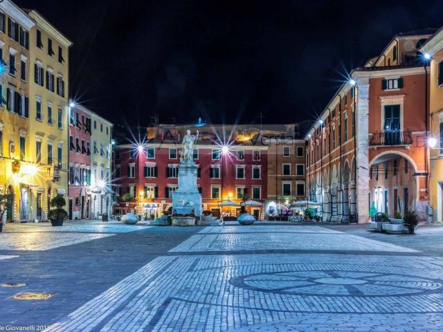 Locale Commerciale in affitto a Fabbrica, Carrara